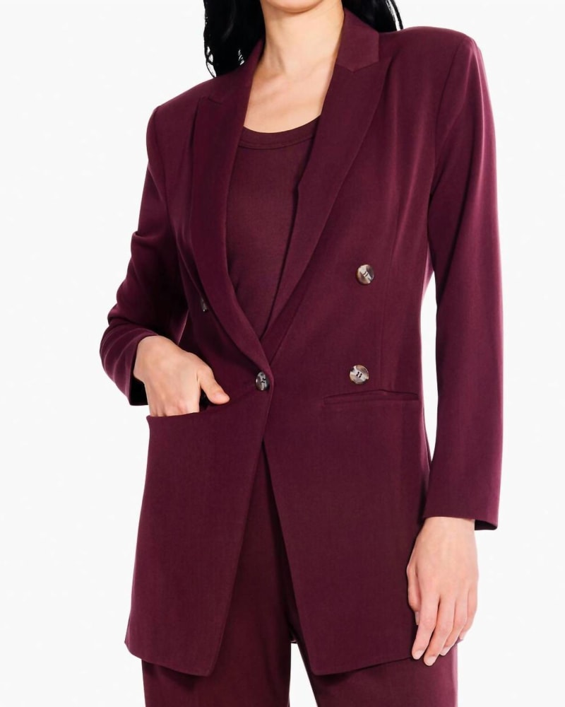 Front of a model wearing a size 12 The Avenue Blazer in Redwood in Redwood by Nic + Zoe. | dia_product_style_image_id:326500